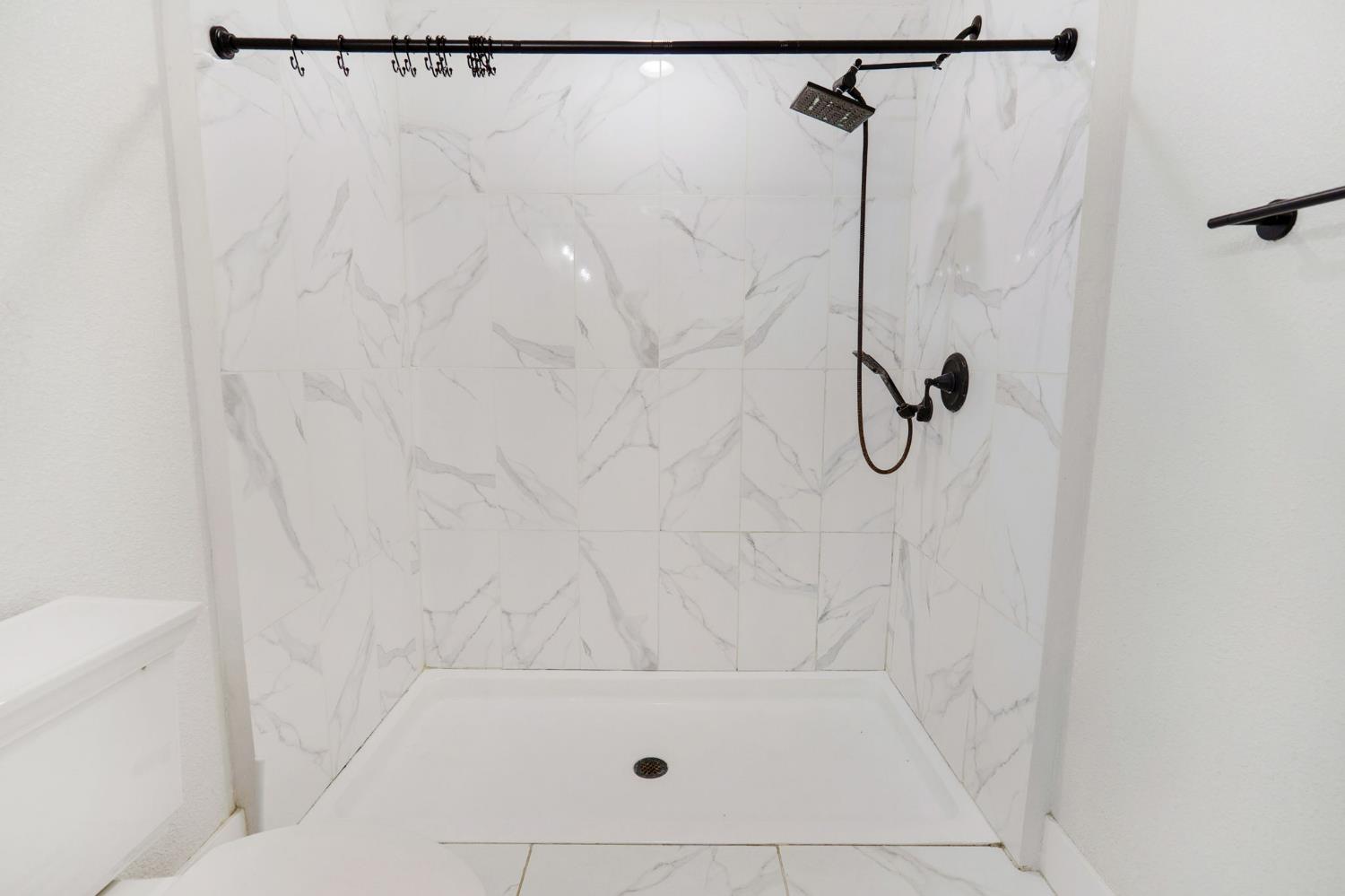 4729 Santa Rosa Avenue Robbins, CA 95676 - Photo 20 of 28 a bathroom with a bath tub