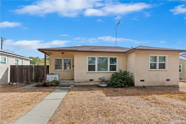 a view of a house with backyard