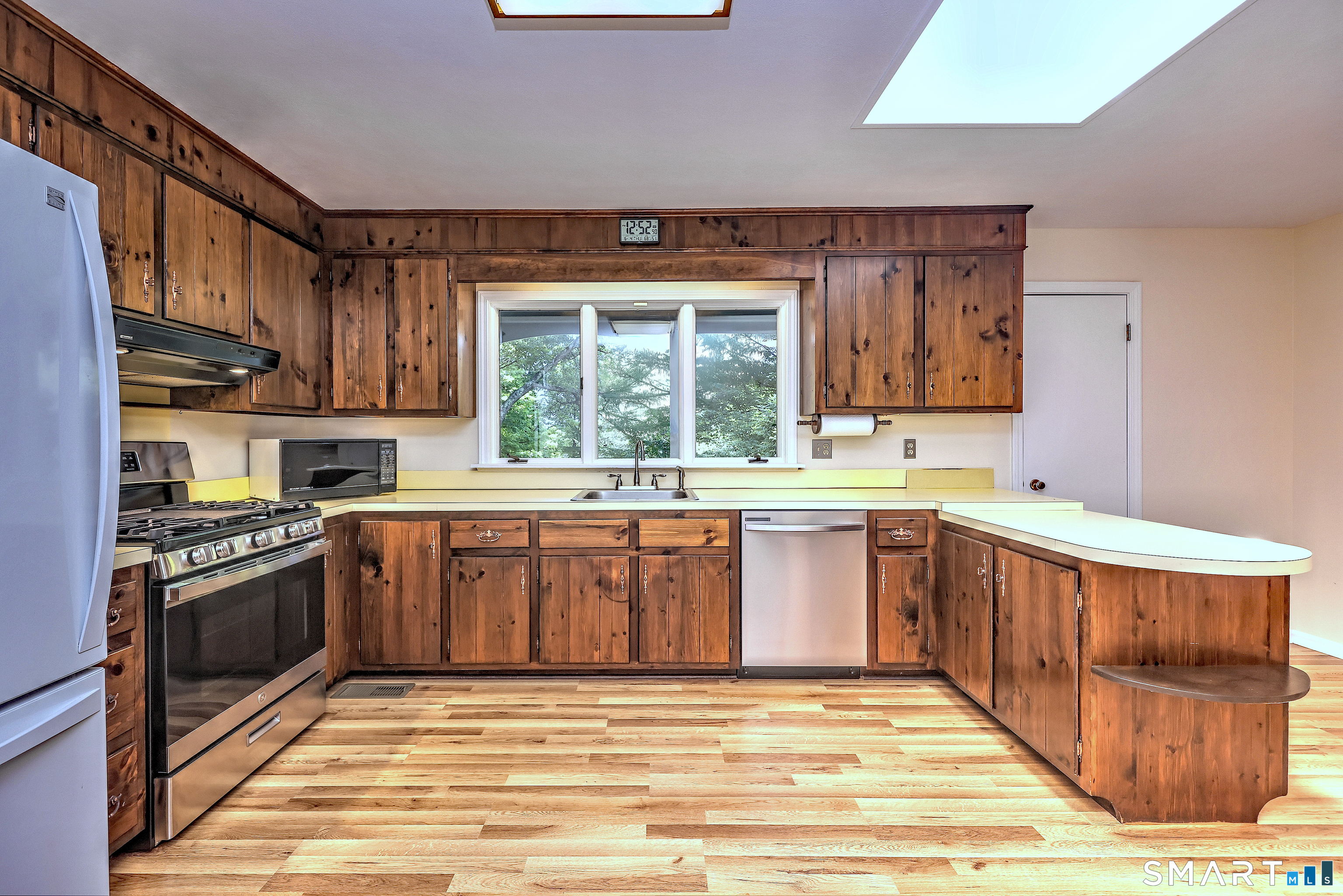12 Walker Road Woodbury, CT 06798 - Photo 11 of 39 with Brand new stove & dishwasher