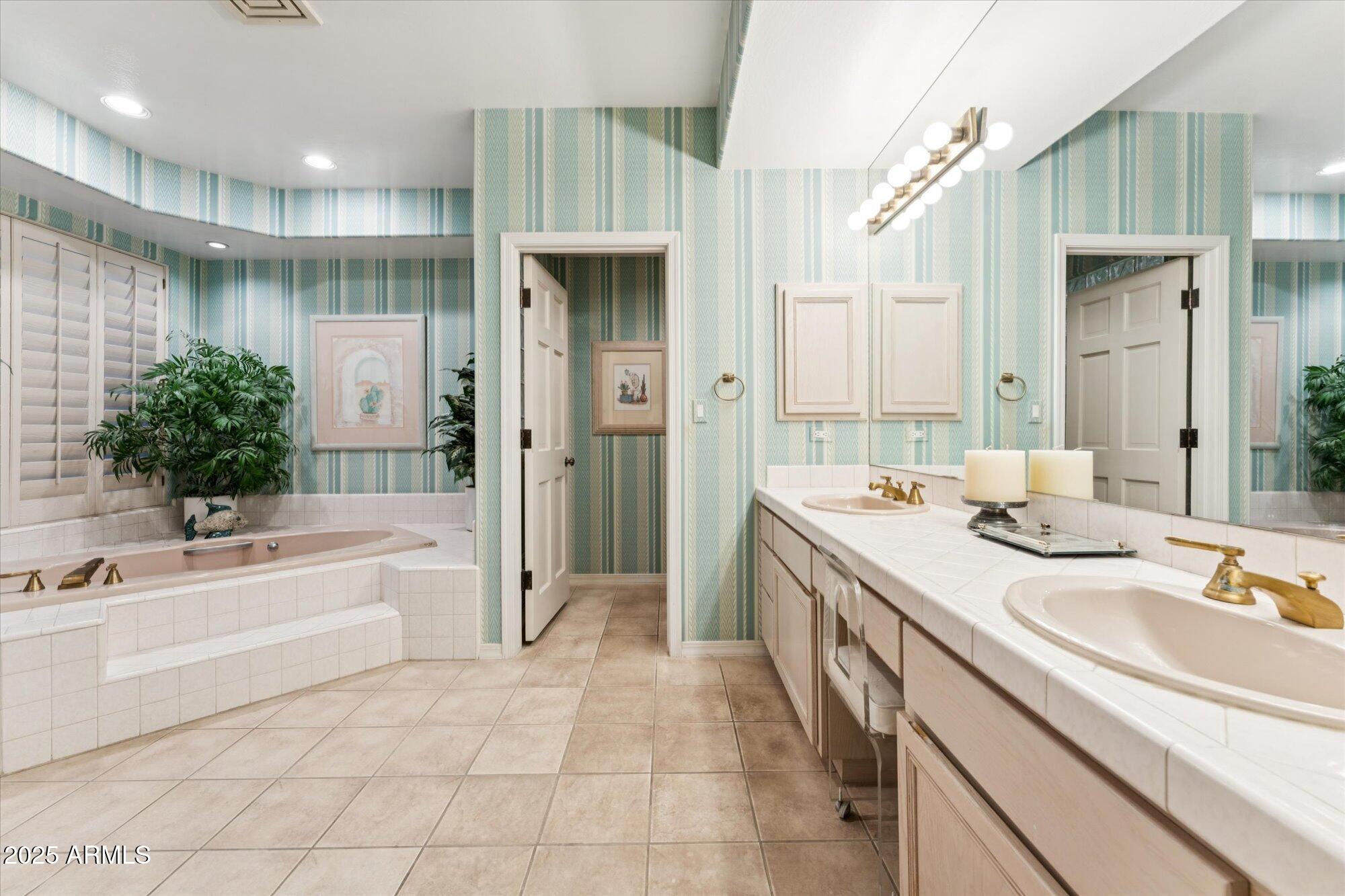 7425 East Gainey Ranch Road, Unit 30 Scottsdale, AZ 85258 - Photo 29 of 55 Primary Bathroom