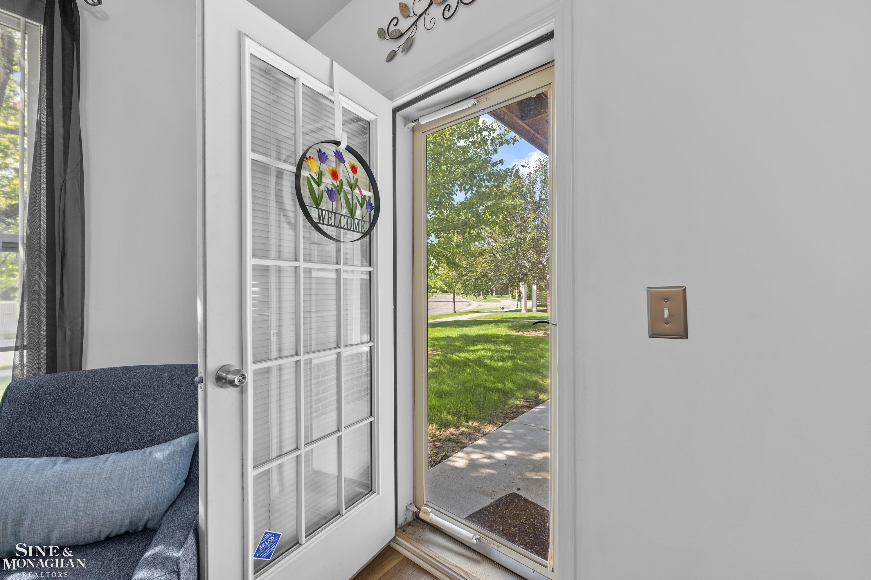 29981 Fox Run Circle Warren, MI 48092 - Photo 4 of 34 50213994-80a81983-a0eb-4d40-927c-7e9b07a5ea17.JPG