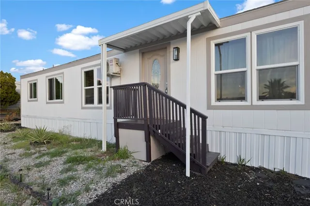a view of a house with backyard and porch