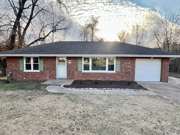 $245,000 | 83 Grand Cir Drive, Maryland Heights, MO 63043