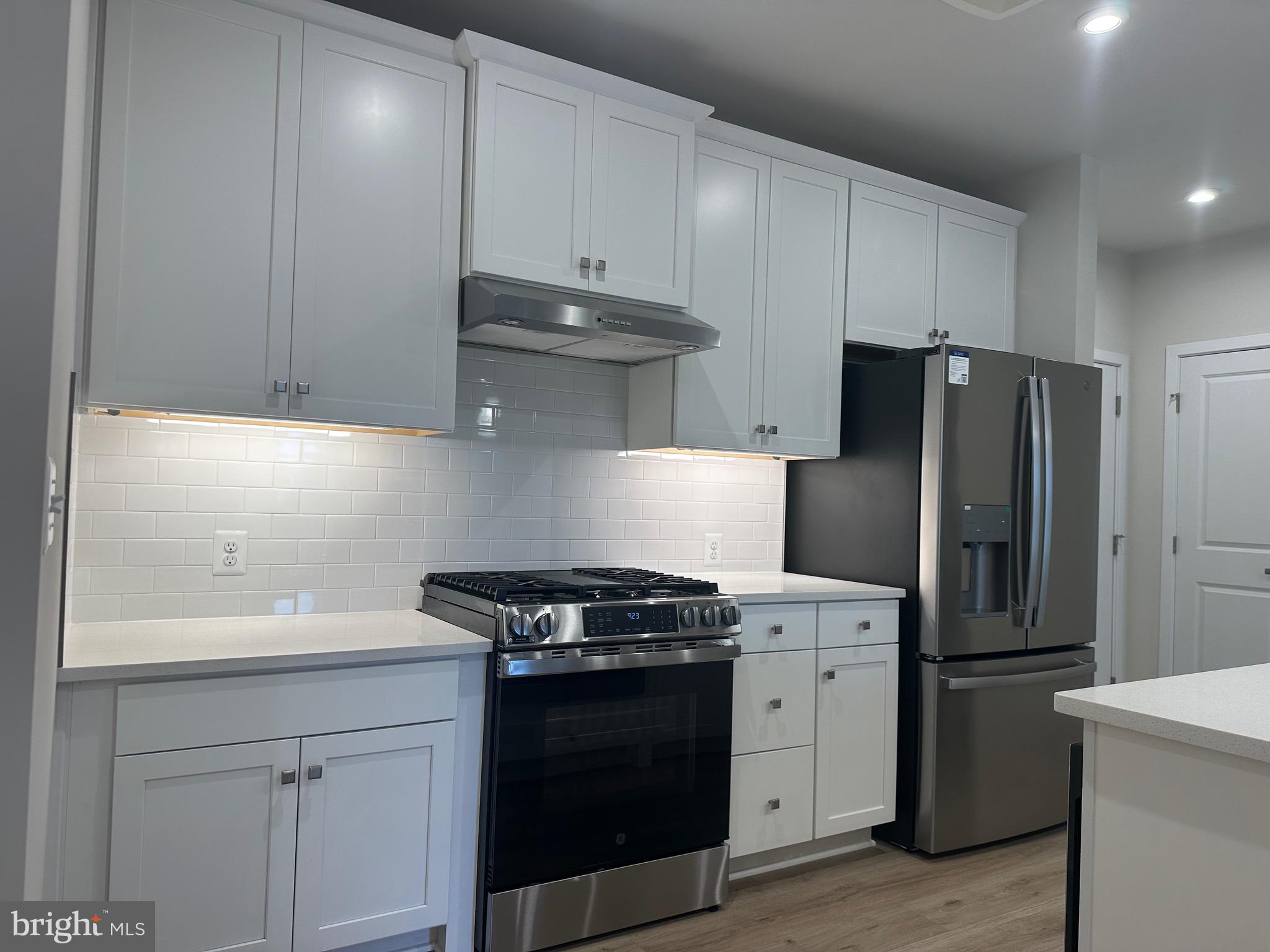 14401 Milk Thistle Lane, Unit 335 Chantilly, VA 20151 - Photo 5 of 17 a kitchen with a stove and a refrigerator