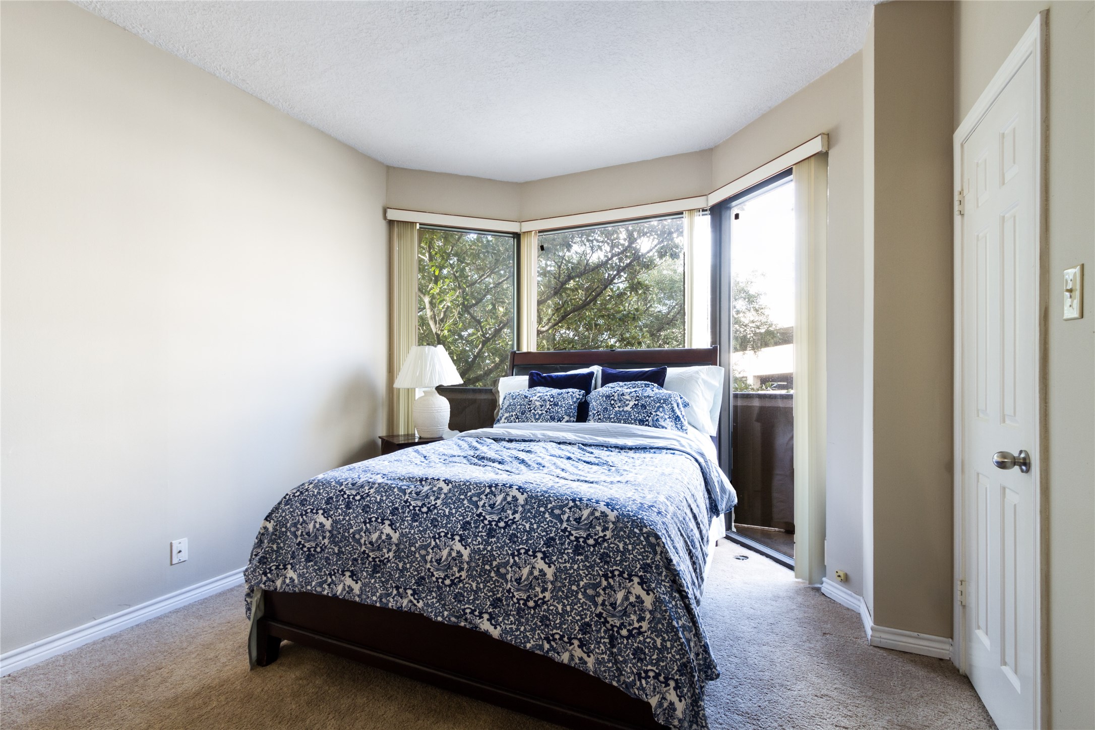 3350 McCue Road, Unit 201 Houston, TX 77056 - Photo 16 of 39 a bedroom with a bed lamp and a window
