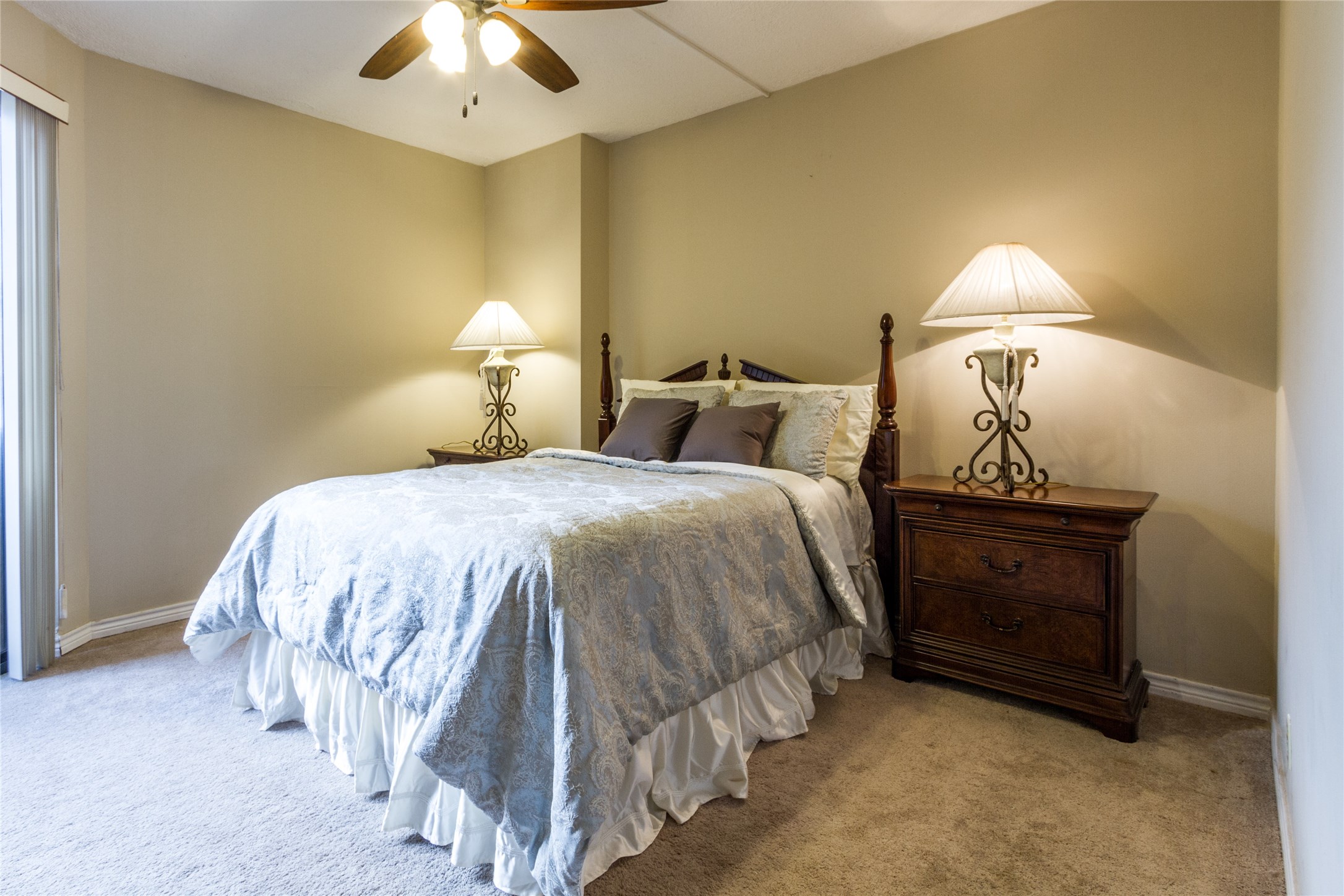3350 McCue Road, Unit 201 Houston, TX 77056 - Photo 18 of 39 a bedroom with a bed and a lamp