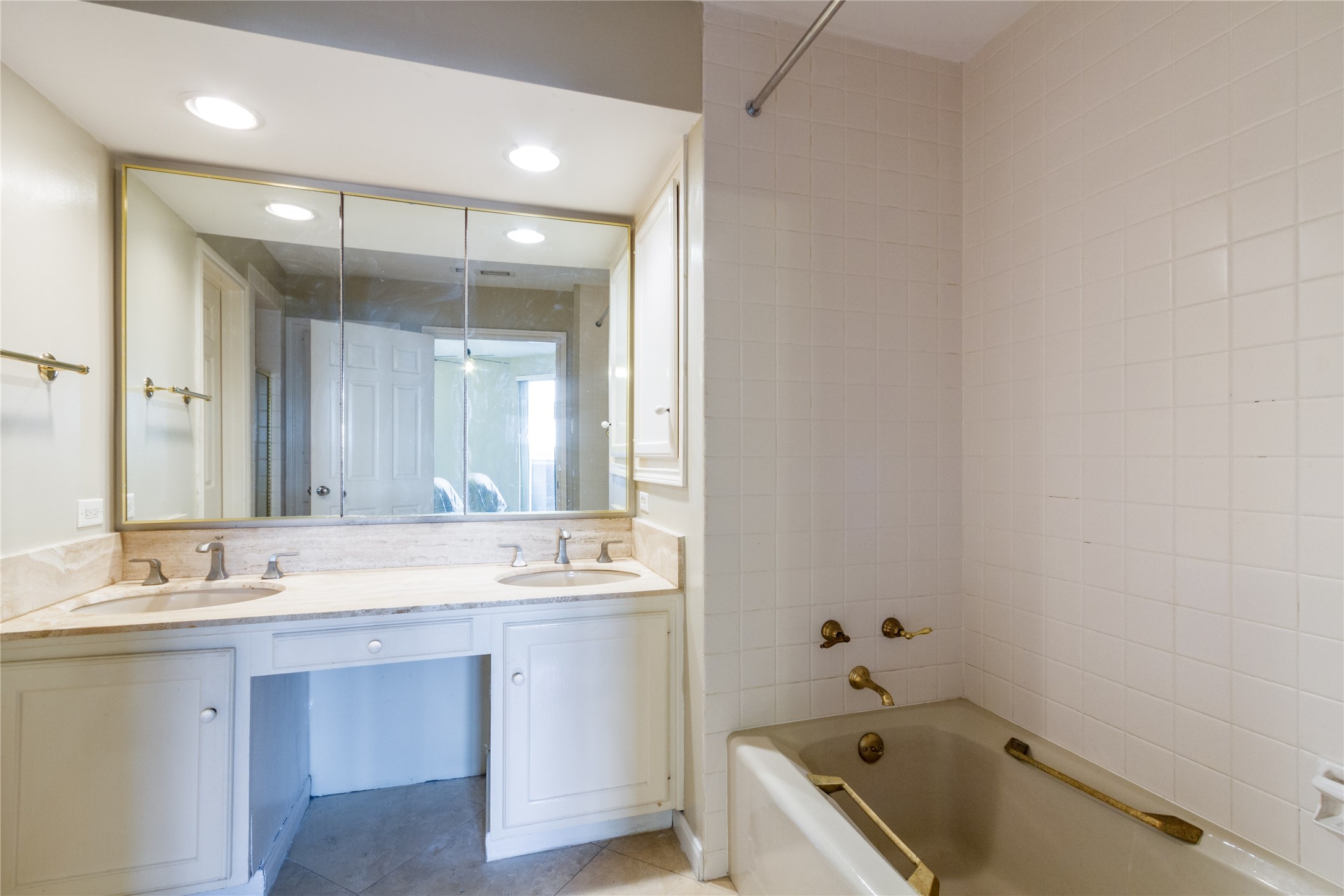 3350 McCue Road, Unit 201 Houston, TX 77056 - Photo 22 of 39 a bathroom with a tub sink shower and mirror