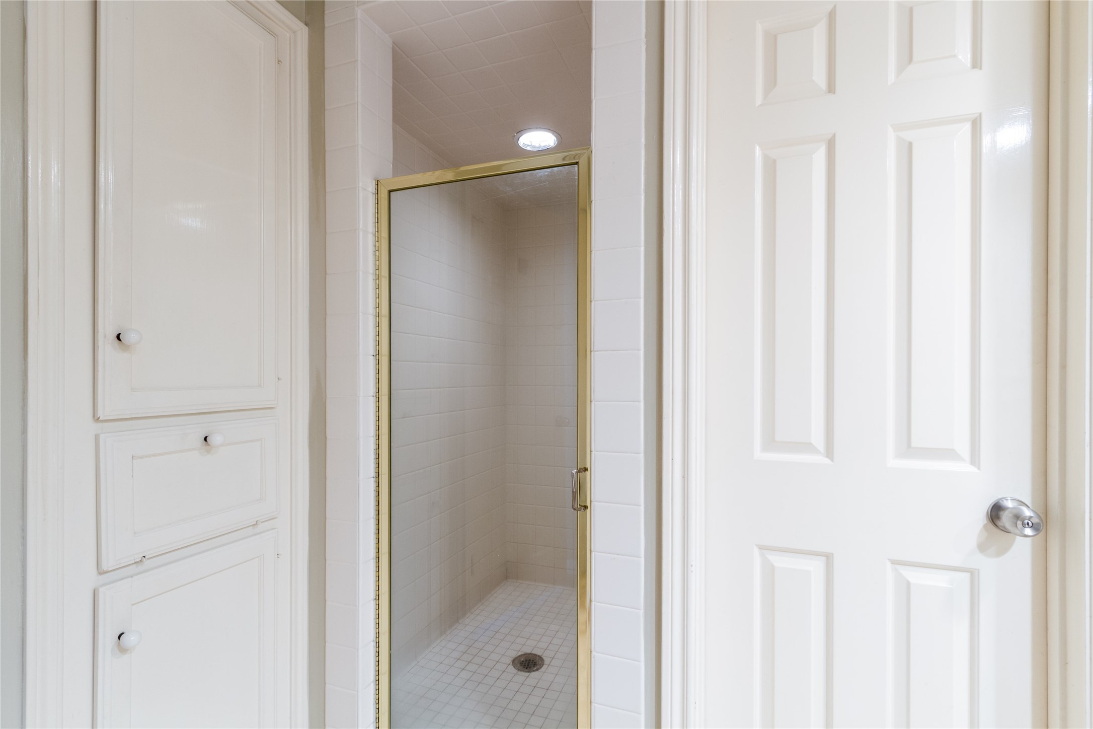 3350 McCue Road, Unit 201 Houston, TX 77056 - Photo 23 of 39 a bathroom with a glass shower door