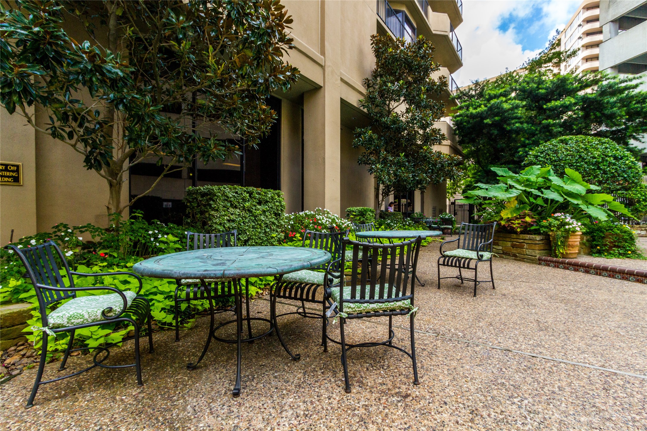 3350 McCue Road, Unit 201 Houston, TX 77056 - Photo 32 of 39 a view of a table and chairs in back yard of a house