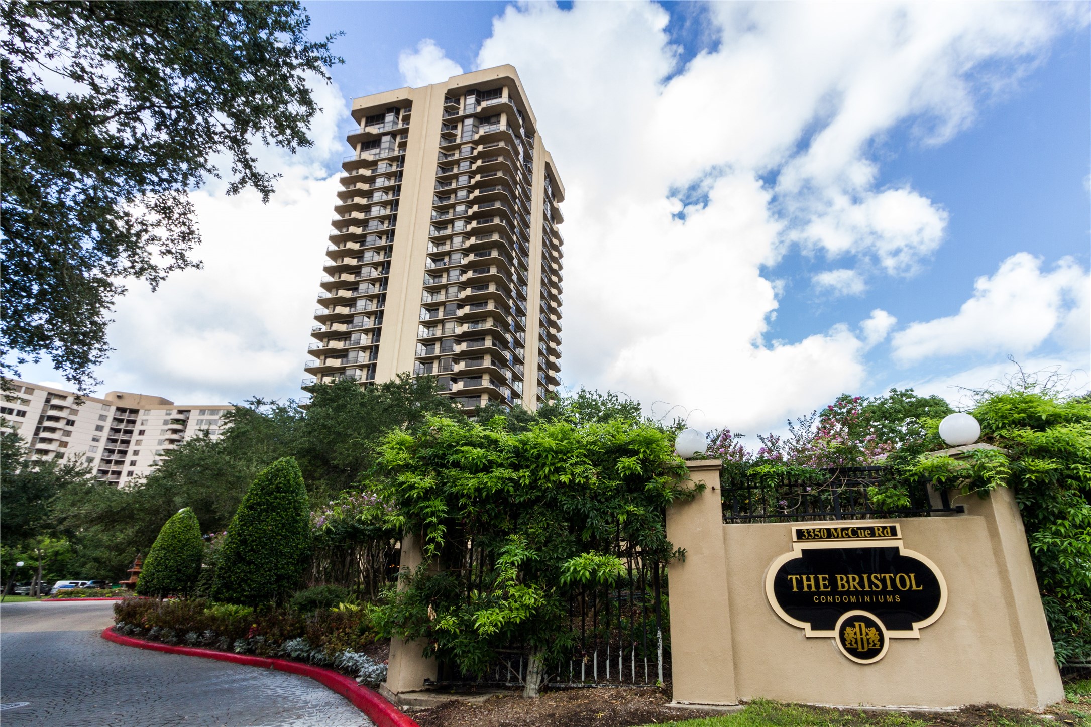 3350 McCue Road, Unit 201 Houston, TX 77056 - Photo 4 of 39 a front view of a building