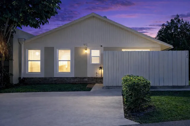 $325,000 | 226 Southeast 1st Circle, Boynton Beach, FL 33435