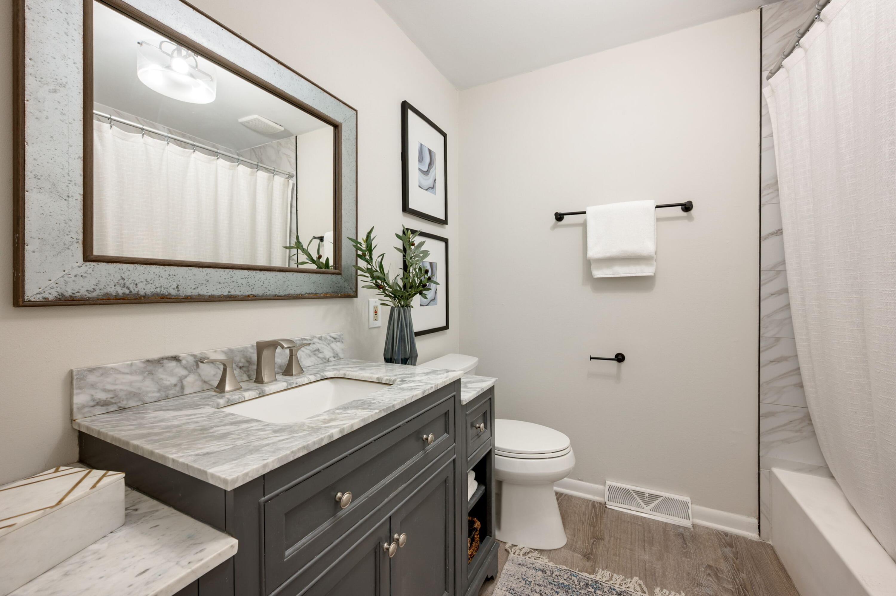 11762 North Ridgeway Avenue Mequon, WI 53097 - Photo 11 of 24 Welcome Home!