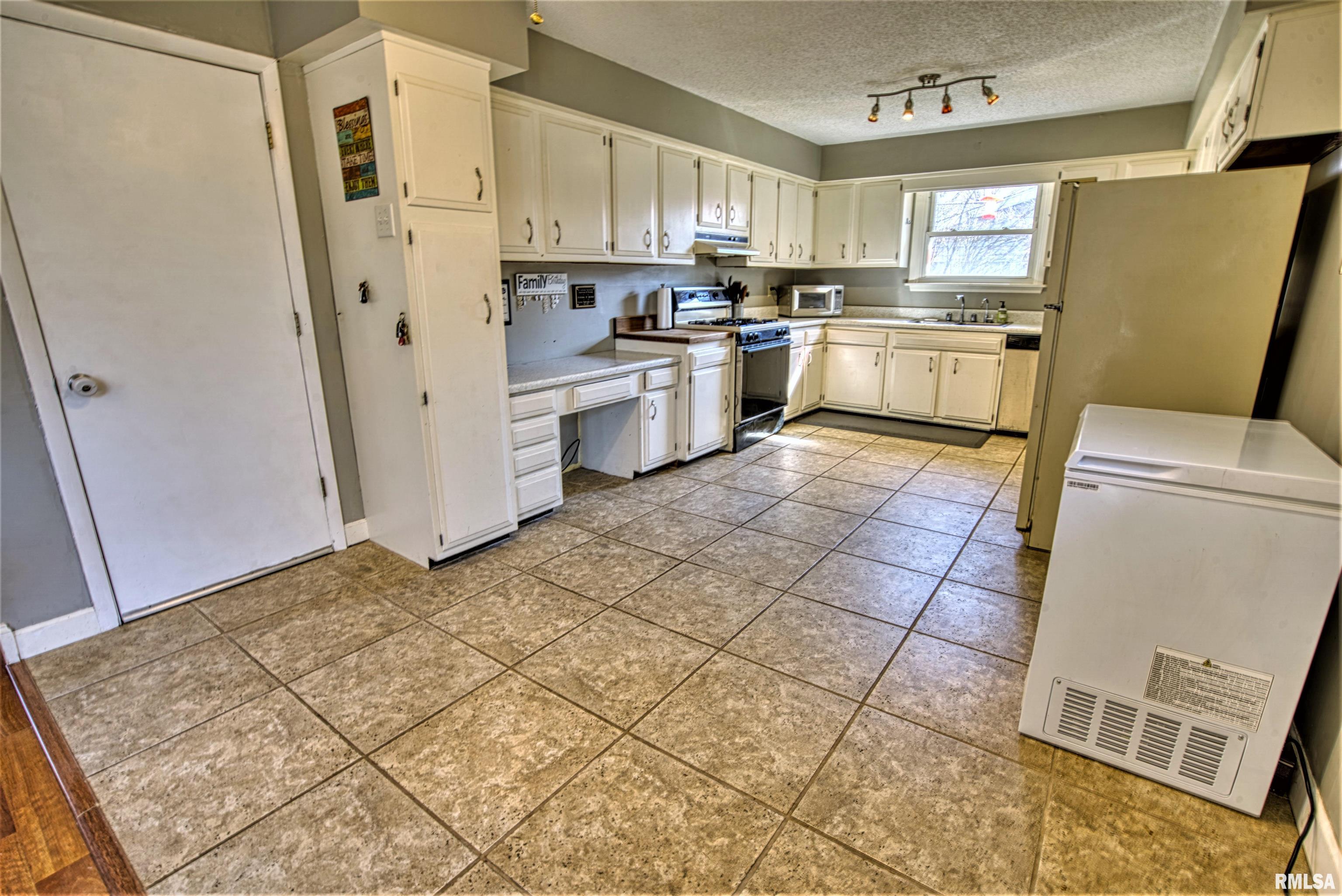600 West Timber Ridge Drive Peoria, IL 61615 - Photo 8 of 22 Gallery Image 8