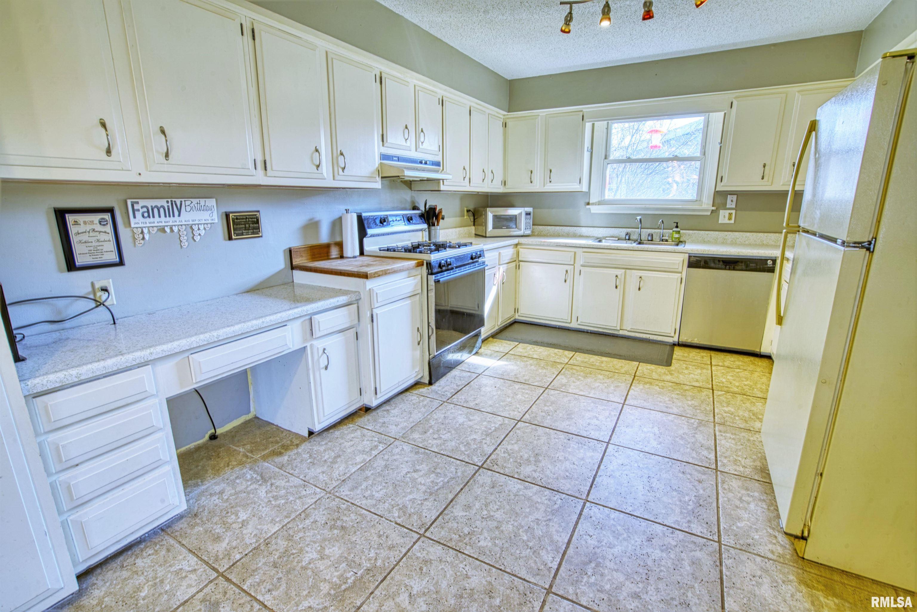600 West Timber Ridge Drive Peoria, IL 61615 - Photo 9 of 22 Gallery Image 9