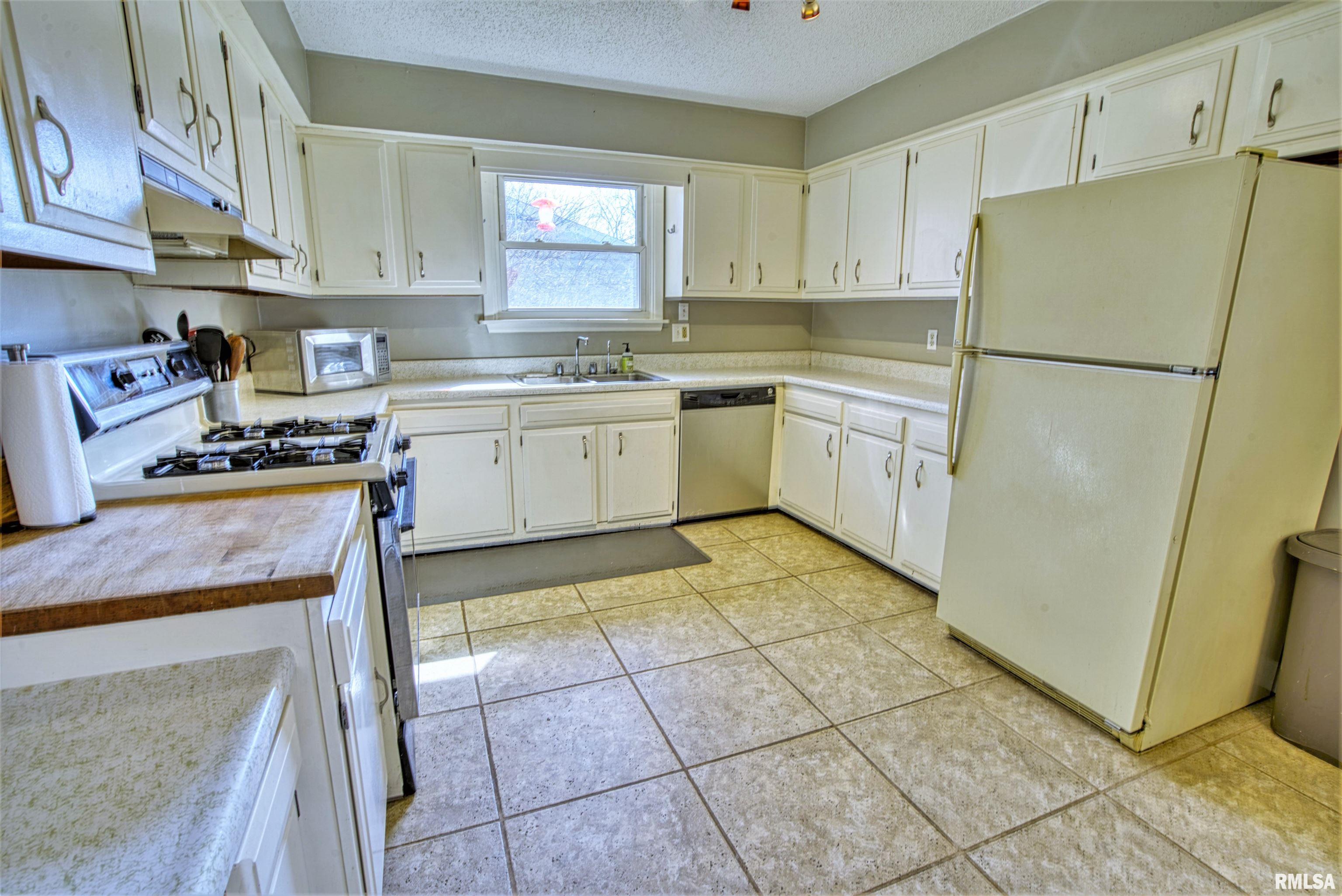600 West Timber Ridge Drive Peoria, IL 61615 - Photo 10 of 22 Gallery Image 10