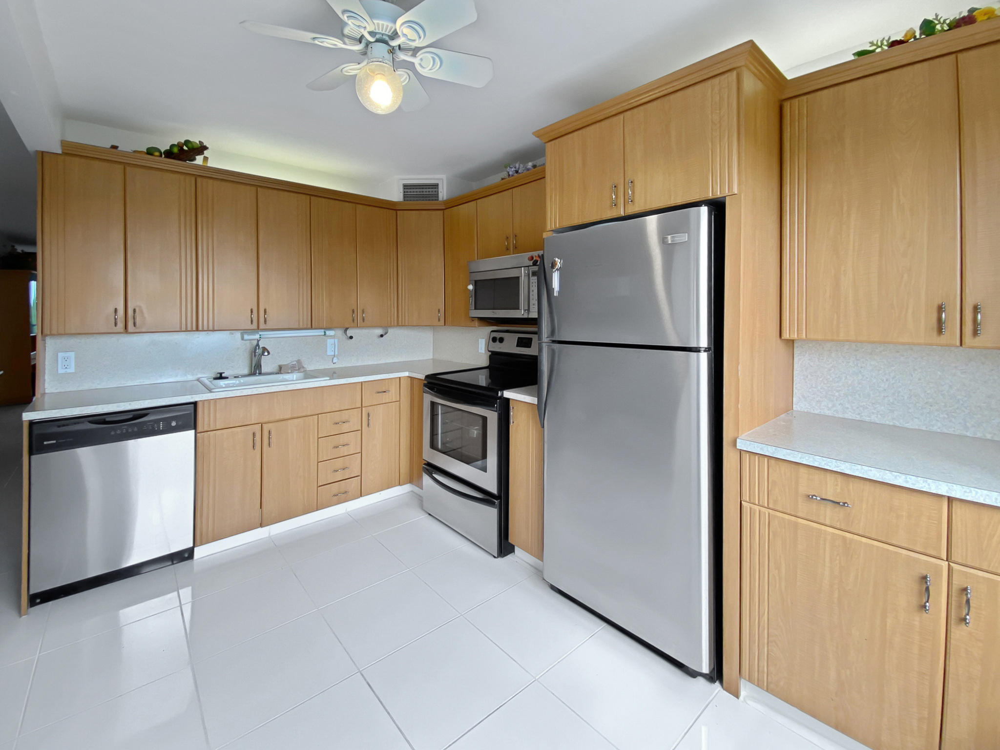 4033 Ainslie C Boca Raton, FL 33434 - Photo 4 of 23 IMG_4529