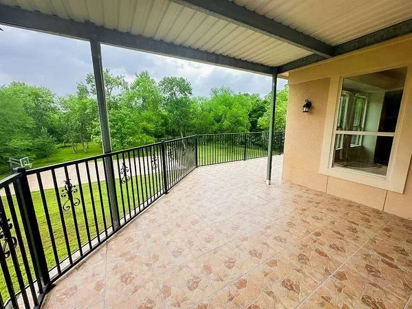 a view of a house with backyard