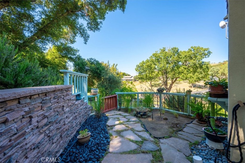 11625 Cenegal Road Atascadero, CA 93422 - Photo 28 of 54 a view of a backyard with sitting area