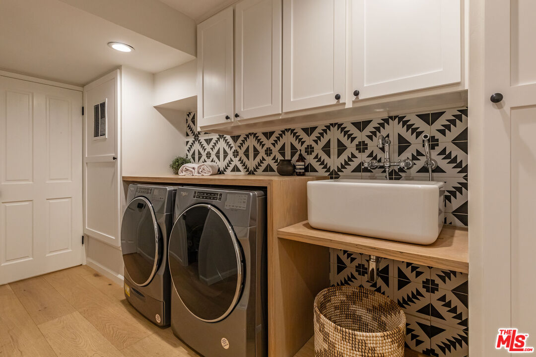 1756 Correa Way Los Angeles, CA 90049 - Photo 36 of 38 a utility room with dryer and washer