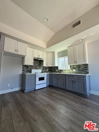 $2,800 | 8168 Whitsett Avenue, North Hollywood, CA 91605