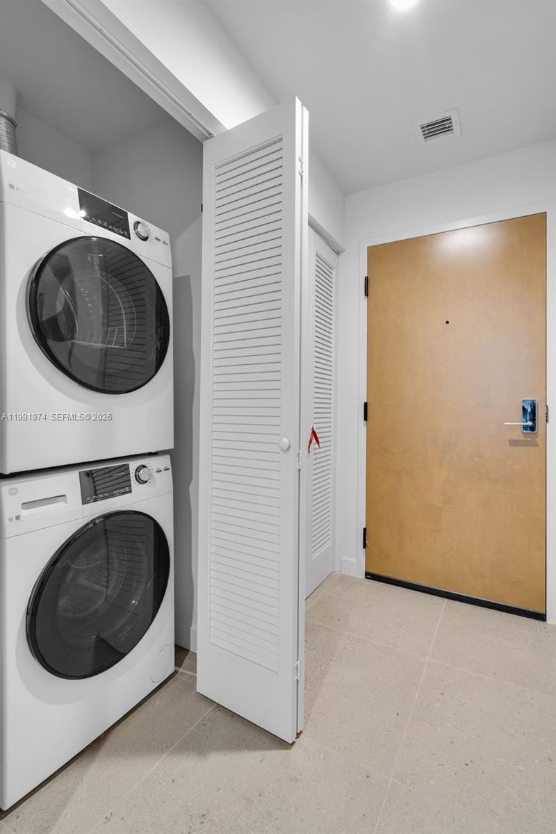 11 Northeast 6th Street, Unit 2808 Miami, FL 33132 - Photo 16 of 57 a utility room with dryer and washer