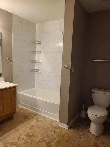 $1,950 | 100 Harvest Gate, Unit 100, Lake In The Hills, IL 60156