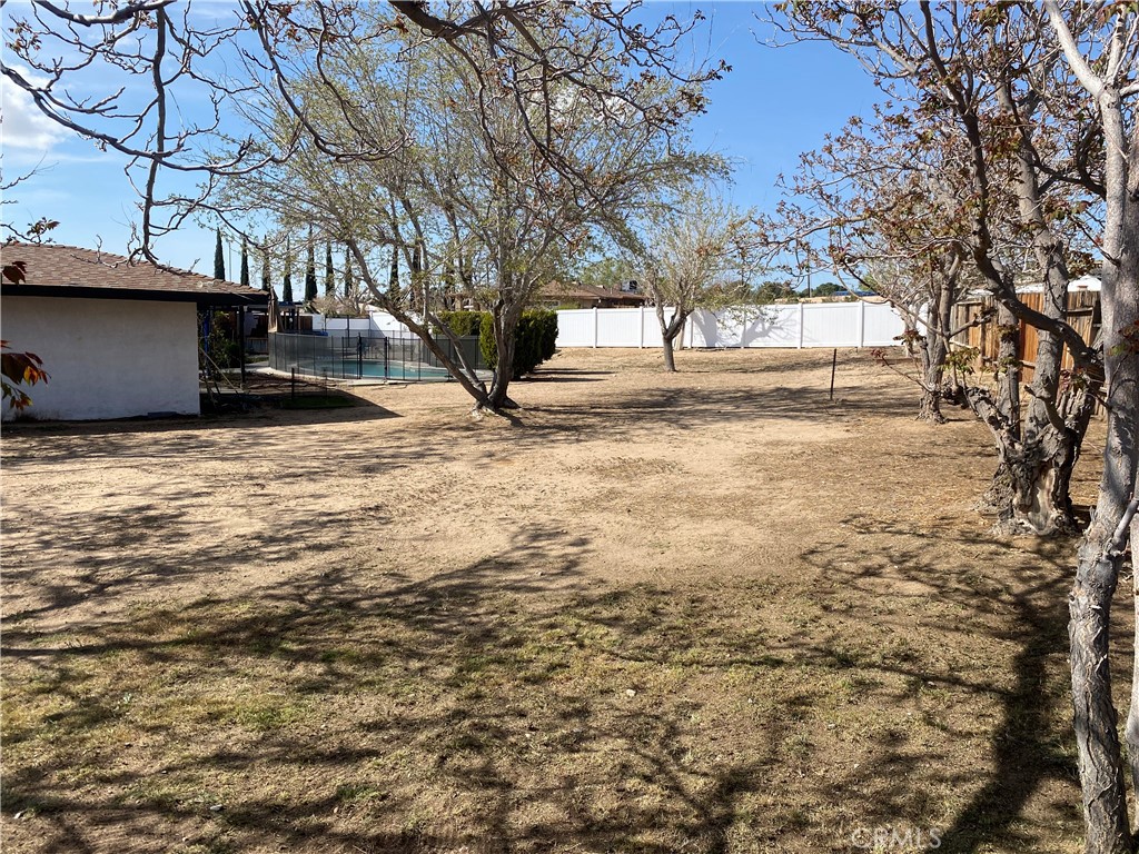 19236 Hupa Road Apple Valley, CA 92307 - Photo 7 of 39