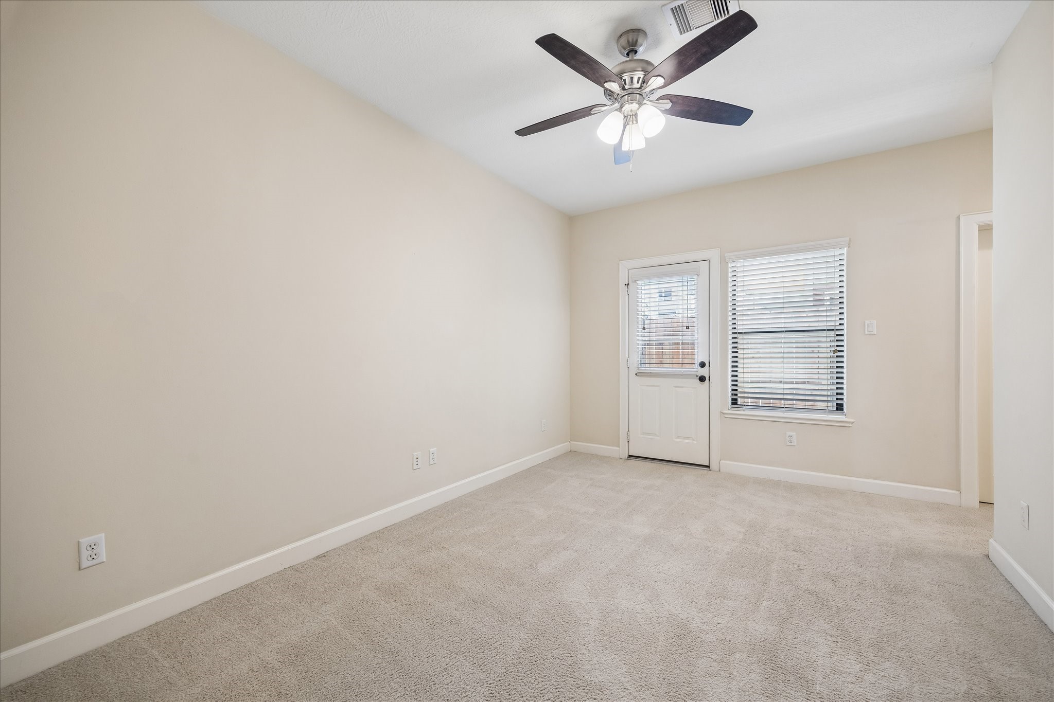 5811 Maxie Street Houston, TX 77007 - Photo 12 of 19 an empty room with closet and windows