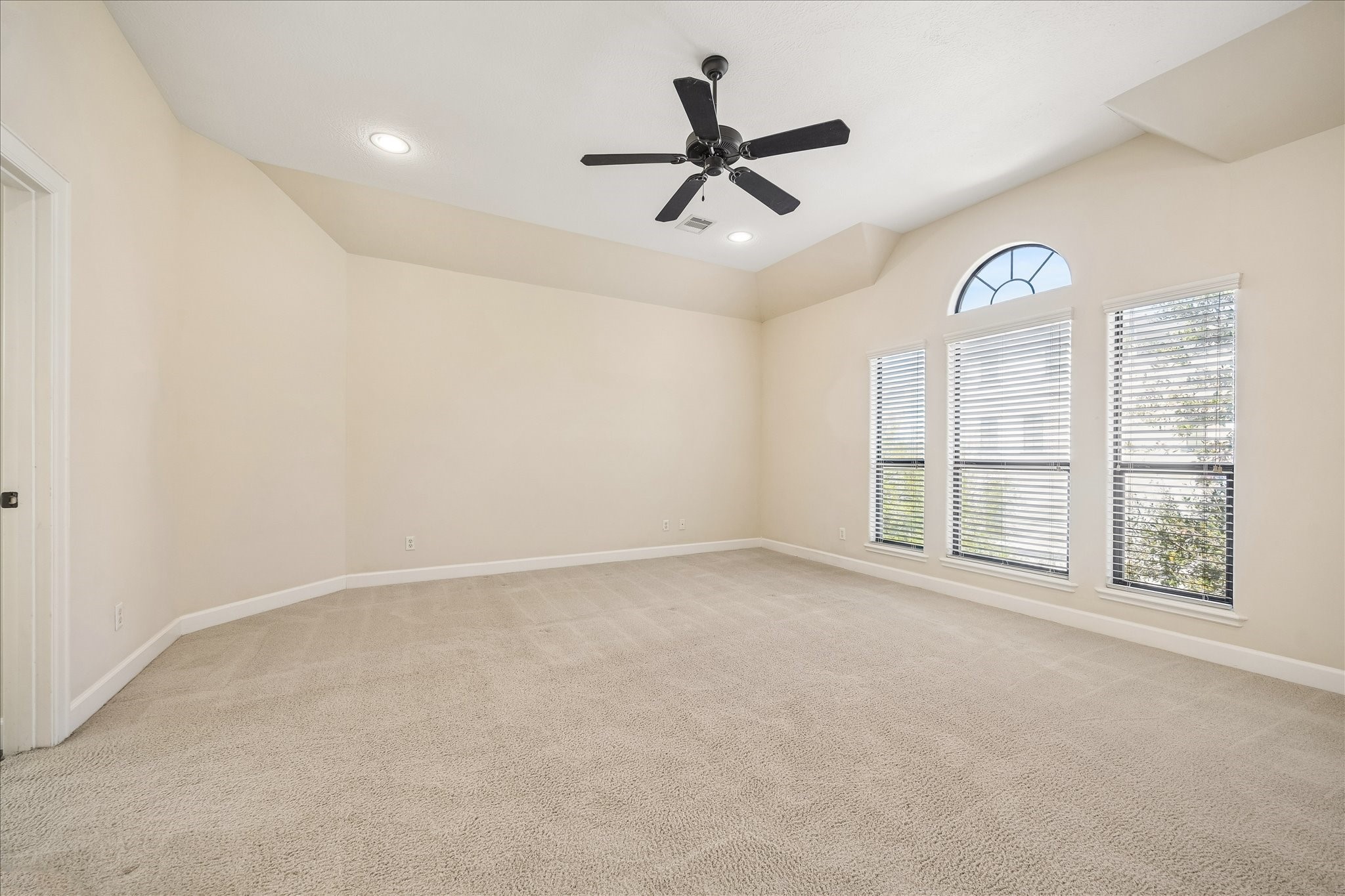 5811 Maxie Street Houston, TX 77007 - Photo 7 of 19 a view of an empty room with a window