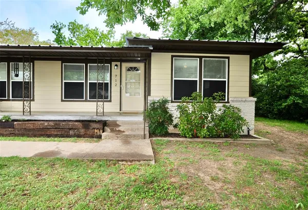 $995 | 712 West Bridge Street, Weatherford, TX 76086