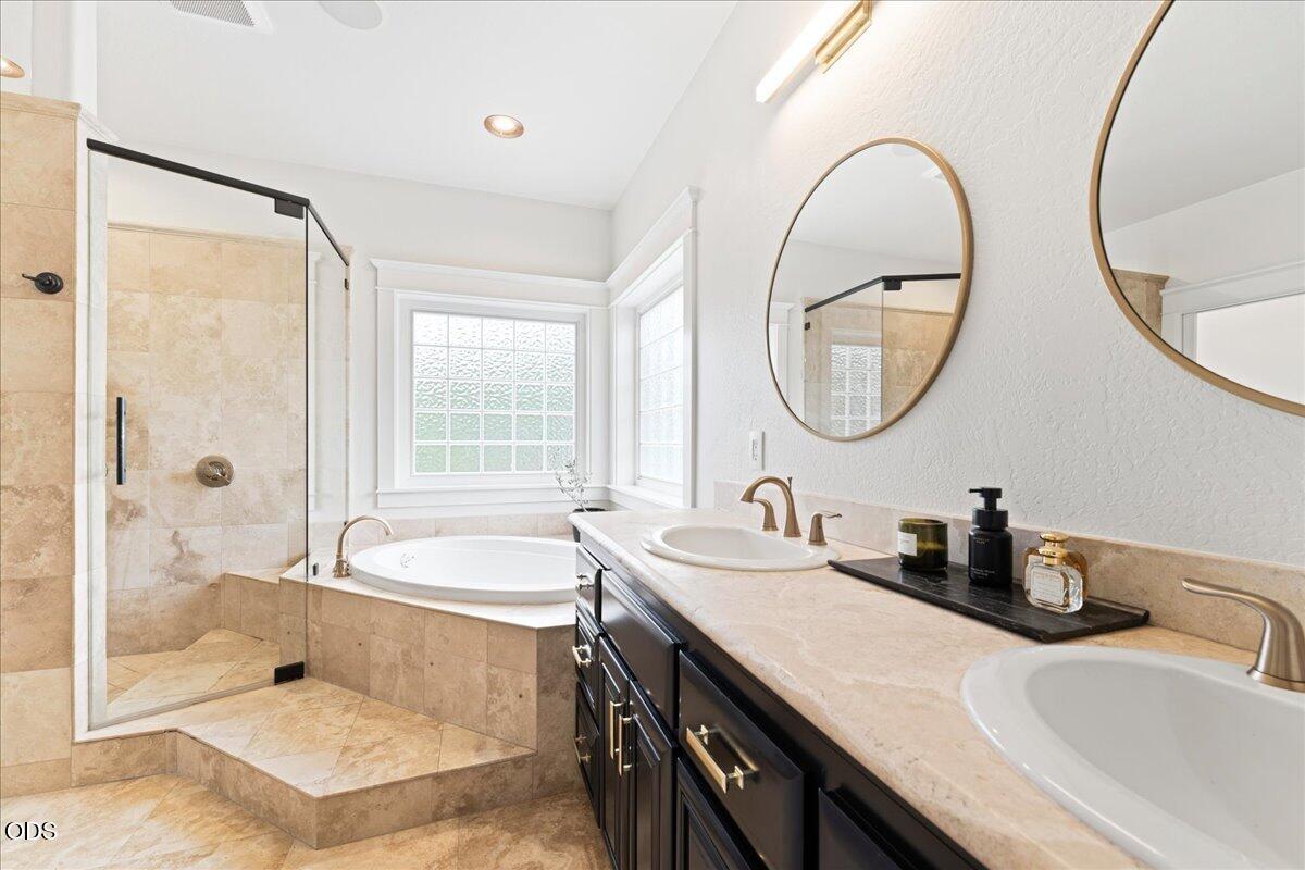 1013 Roxy Ann Road Medford, OR 97504 - Photo 37 of 74 71-master bath