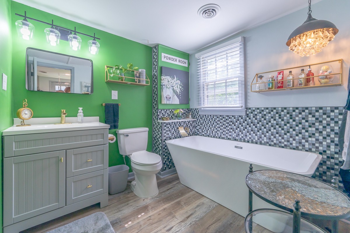 409 South 11th Street Clarksville, TN 37040 - Photo 18 of 29 a bathroom with a sink a toilet and a bathtub
