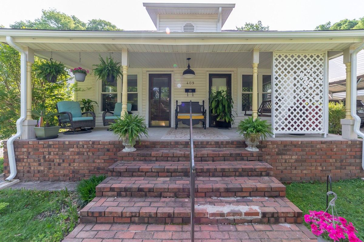 409 South 11th Street Clarksville, TN 37040 - Photo 2 of 29 a front view of a house with garden
