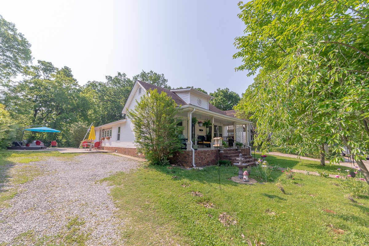 409 South 11th Street Clarksville, TN 37040 - Photo 23 of 29 a backyard of a house with table and chairs