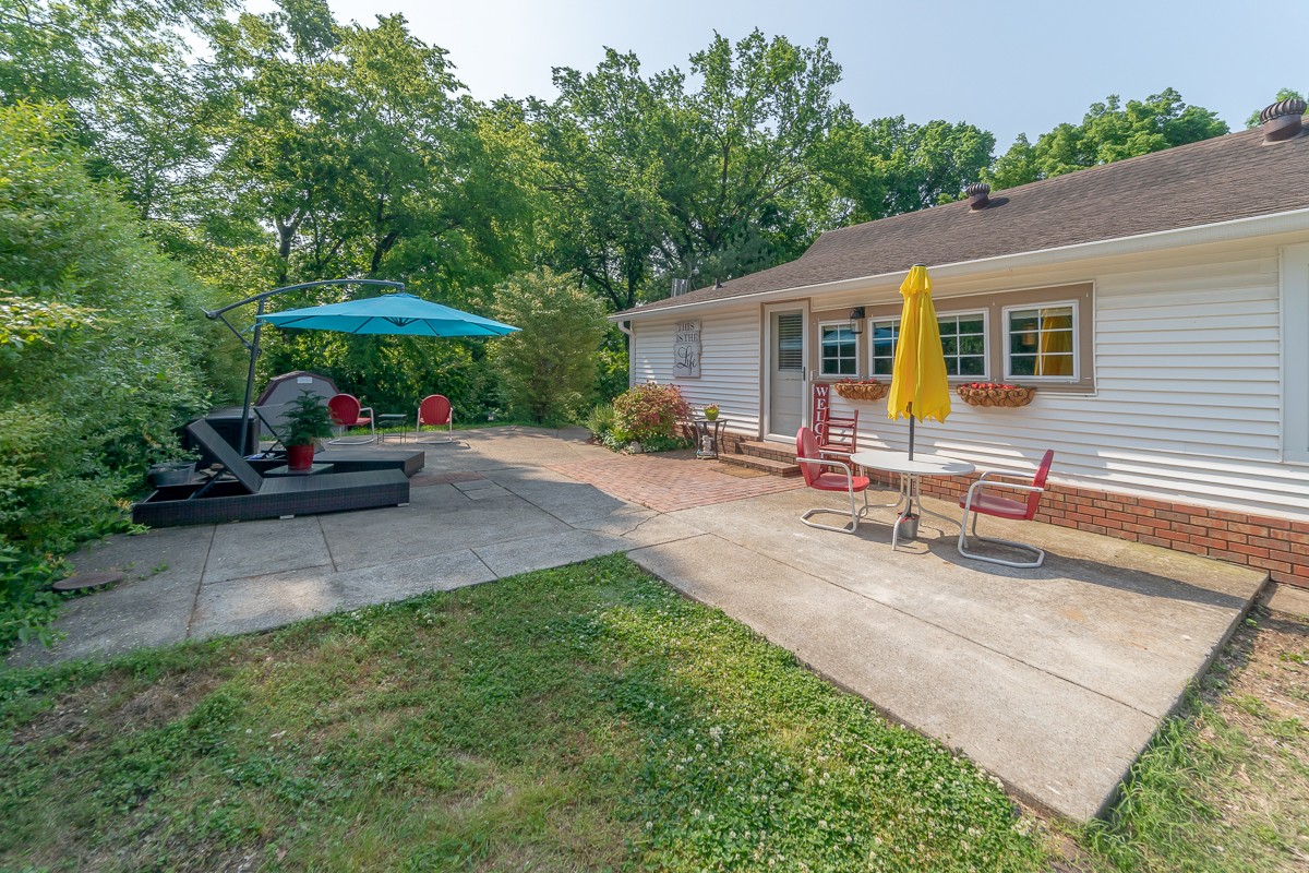 409 South 11th Street Clarksville, TN 37040 - Photo 24 of 29 a house view with a garden space