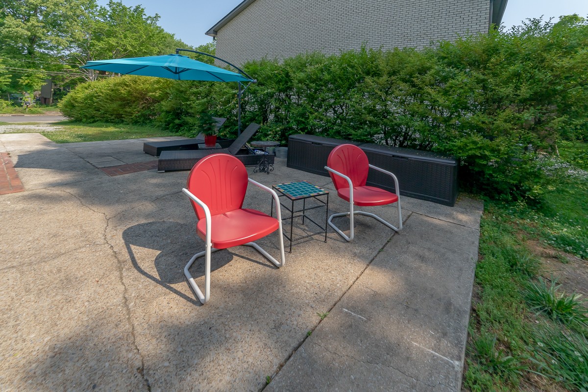 409 South 11th Street Clarksville, TN 37040 - Photo 27 of 29 a view of a backyard with table and chairs under an umbrella