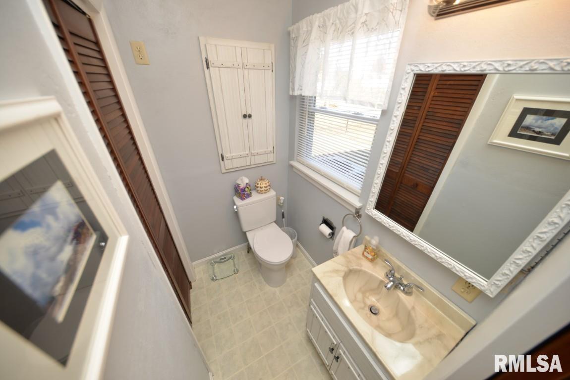 10 Edgewood Drive Mount Vernon, IL 62864 - Photo 16 of 41 a bathroom with a sink a toilet and a mirror