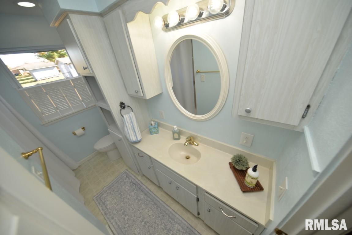 10 Edgewood Drive Mount Vernon, IL 62864 - Photo 20 of 41 a bathroom with a sink and mirror