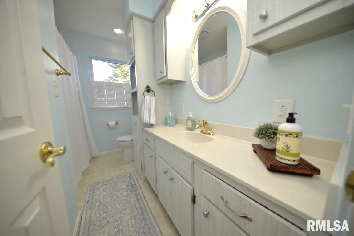 10 Edgewood Drive Mount Vernon, IL 62864 - Photo 22 of 41 a spacious bathroom with a granite countertop double vanity sink and a mirror
