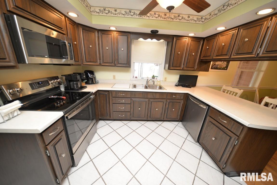10 Edgewood Drive Mount Vernon, IL 62864 - Photo 31 of 41 a kitchen with a sink appliances and cabinets