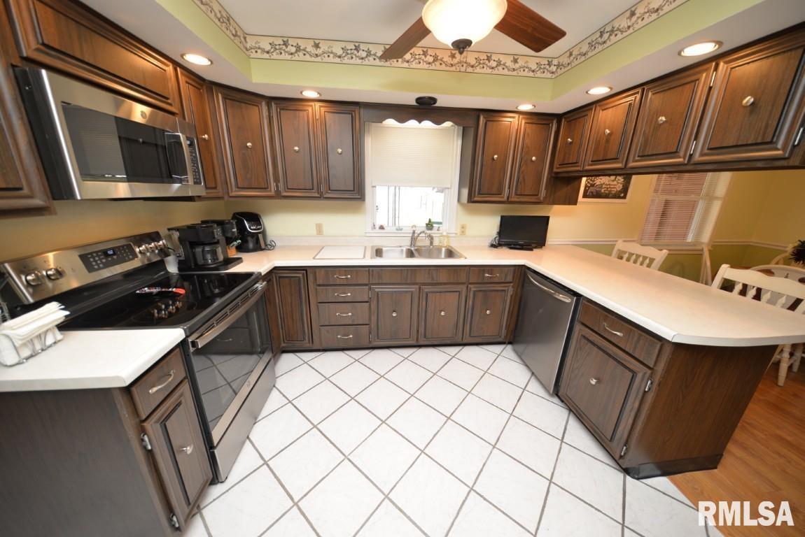 10 Edgewood Drive Mount Vernon, IL 62864 - Photo 32 of 41 a kitchen with stainless steel appliances a sink stove and cabinets