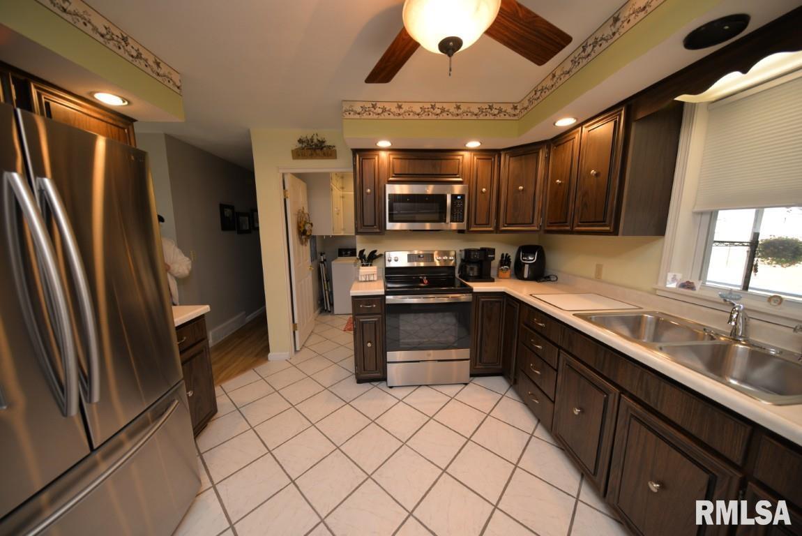 10 Edgewood Drive Mount Vernon, IL 62864 - Photo 39 of 41 a kitchen with stainless steel appliances granite countertop a refrigerator a sink a stove a microwave and a oven