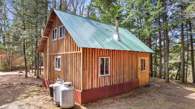 $599,000 | 1 Pioneer Lane, Howland, ME 04448