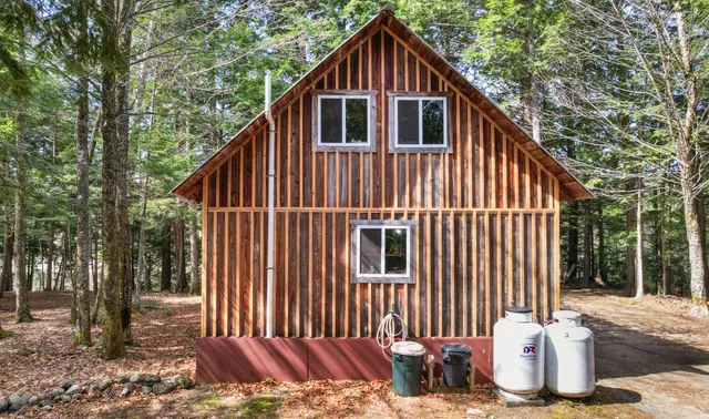 $599,000 | 1 Pioneer Lane, Howland, ME 04448