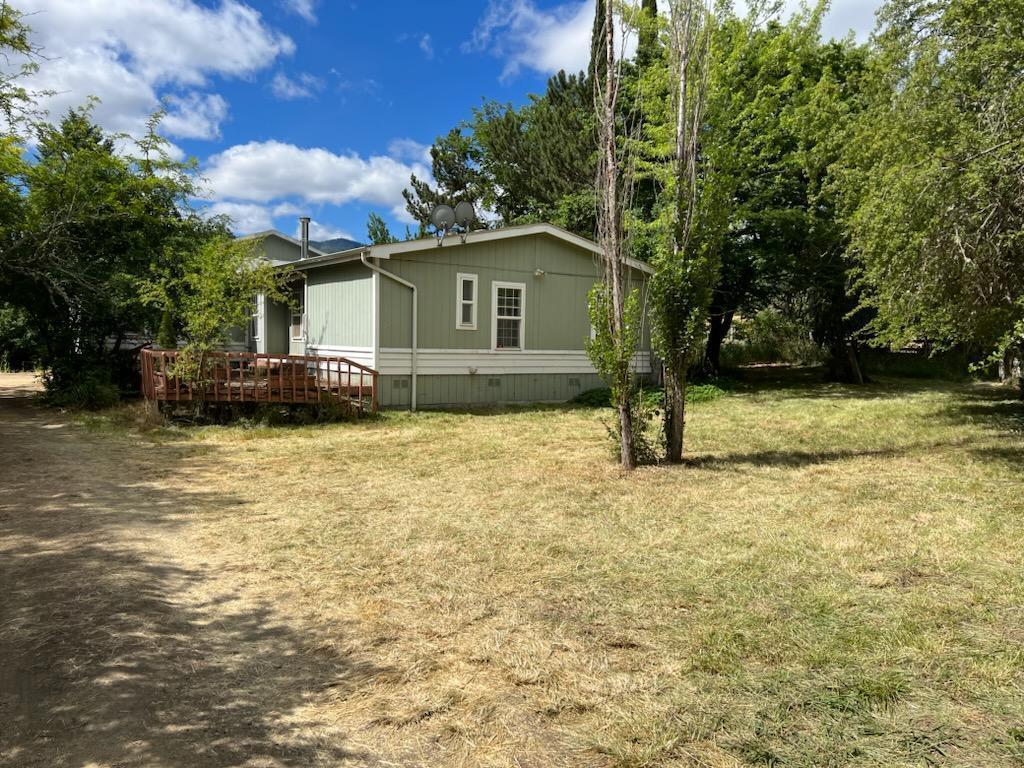845 Carpenter Hill Road Medford, OR 97501 - Photo 4 of 23 Side view of manufactured home