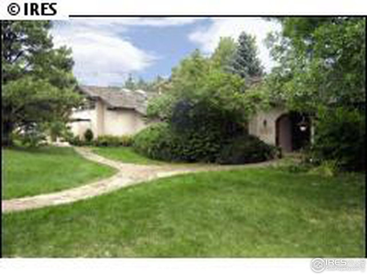 a view of a back yard