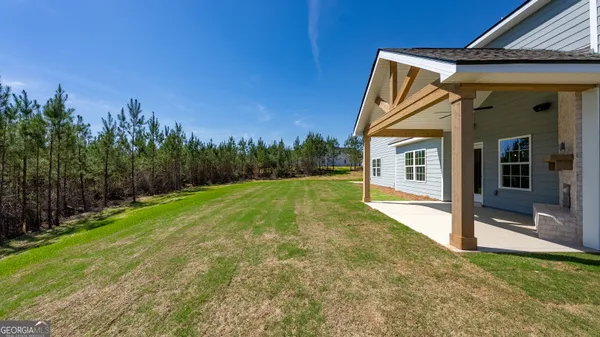 a view of a house with backyard and garden