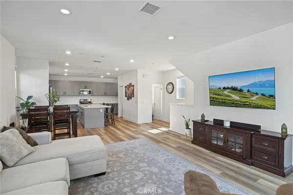$1,098,000 | 719 South Grable Circle, Orange, CA 92868