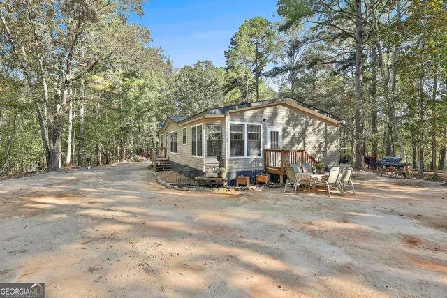 a view of a house with backyard