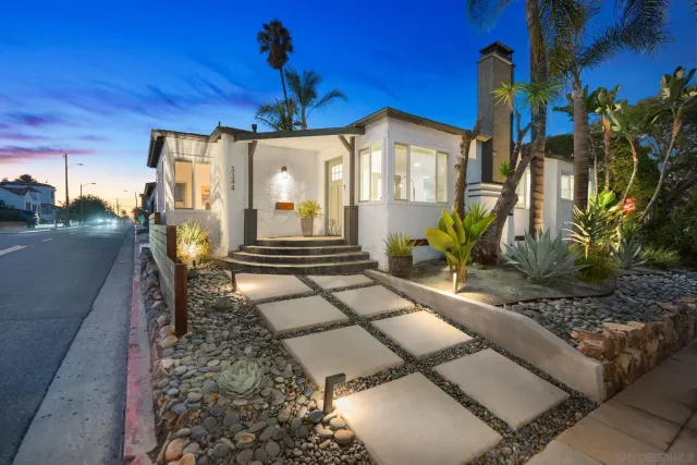 a view of a house with backyard